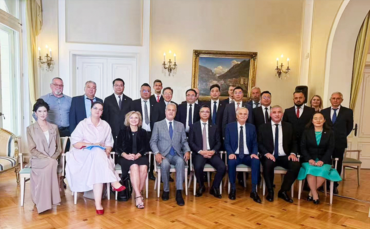 迅鐳激光董事長顏章健率隊(duì)赴歐洲進(jìn)行商務(wù)考察（一）