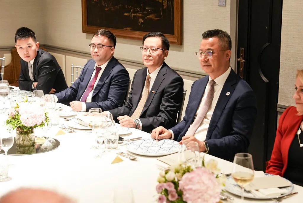 歐中理事會(huì)主席和駐西班牙大使為迅鐳激光歐洲銷售中心揭牌/波蘭前總統(tǒng)等前歐首腦被聘為海外發(fā)展顧問(圖7)