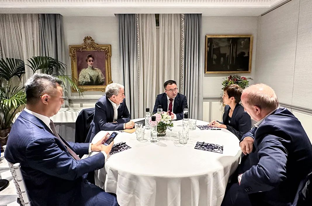 歐中理事會(huì)主席和駐西班牙大使為迅鐳激光歐洲銷售中心揭牌/波蘭前總統(tǒng)等前歐首腦被聘為海外發(fā)展顧問(圖6)