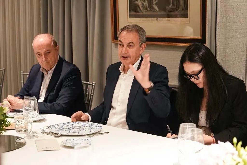 歐中理事會(huì)主席和駐西班牙大使為迅鐳激光歐洲銷售中心揭牌/波蘭前總統(tǒng)等前歐首腦被聘為海外發(fā)展顧問(圖8)