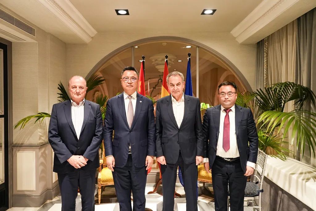 歐中理事會(huì)主席和駐西班牙大使為迅鐳激光歐洲銷售中心揭牌/波蘭前總統(tǒng)等前歐首腦被聘為海外發(fā)展顧問(圖5)