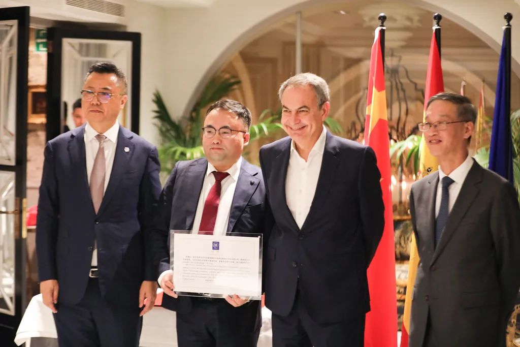 歐中理事會(huì)主席和駐西班牙大使為迅鐳激光歐洲銷售中心揭牌/波蘭前總統(tǒng)等前歐首腦被聘為海外發(fā)展顧問(圖4)