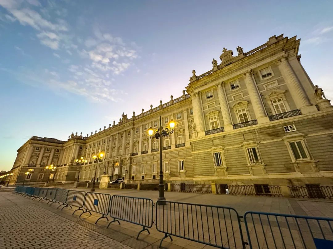 歐中理事會(huì)主席和駐西班牙大使為迅鐳激光歐洲銷售中心揭牌/波蘭前總統(tǒng)等前歐首腦被聘為海外發(fā)展顧問(圖10)