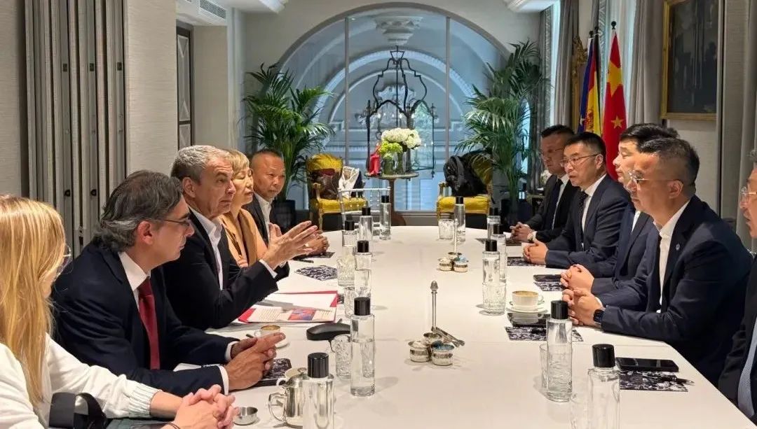 迅鐳激光董事長顏章健率隊赴歐洲進(jìn)行商務(wù)考察(圖3)